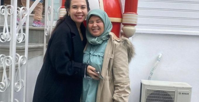 Sosyal Medya Sallandı! Fenomen Özlem Öz’ün Annesi Hayriye Hanım’dan “Yok Artık” Dedirten Görüntüler!