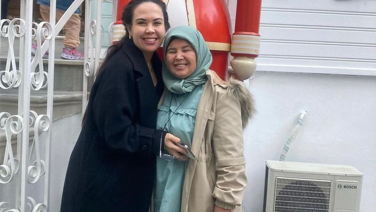 Sosyal Medya Sallandı! Fenomen Özlem Öz’ün Annesi Hayriye Hanım’dan “Yok Artık” Dedirten Görüntüler!