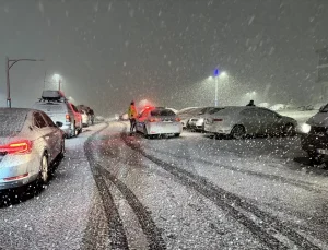 Kars’ta Kar Yağışı Sürücüleri Zor Durumda Bıraktı