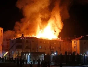 SON DAKİKA: Elazığ’da 5 Katlı Binanın Çatısında Yangın Çıktı, 1 Kişi Dumandan Etkilendi