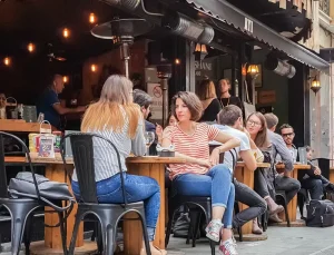 TEPKİLER SONUÇ VERDİ! Kafe ve Restoranlarda ‘Masa Ücreti’ Dönemi BİTİYOR: Bakanlık Harekete Geçti