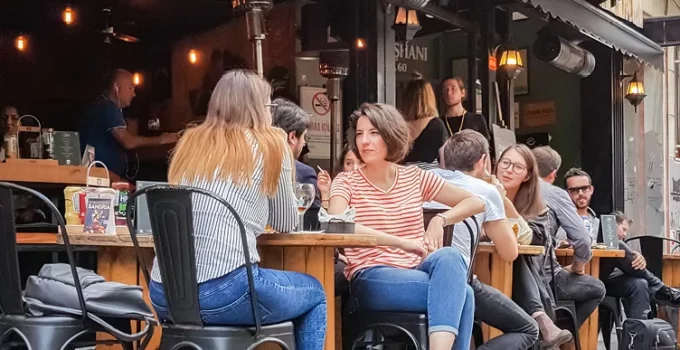 TEPKİLER SONUÇ VERDİ! Kafe ve Restoranlarda ‘Masa Ücreti’ Dönemi BİTİYOR: Bakanlık Harekete Geçti