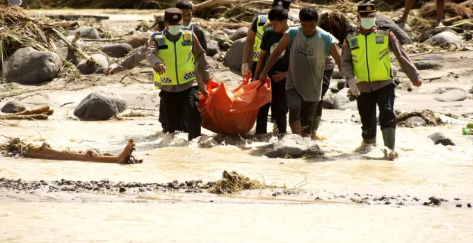 Sumatra’da Korkunç Doğal Afet: Sel ve Heyelanlar Can Aldı! Can Kaybı 300’ü Geçti, Yüzlerce Kişi Kayıp