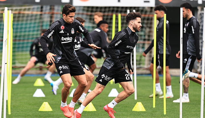 Derbi Öncesi Son Düğüm Çözüldü: Beşiktaş, Fenerbahçe Maçı Hazırlıklarını Tamamladı! Sergen Yalçın Aslanları Kampa Aldı