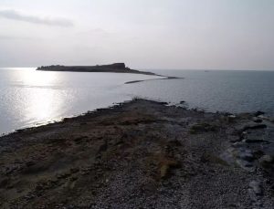 Van Gölü’nün Sırrı Açığa Çıktı: Su Seviyesi Çekildi, Binlerce Yıllık Antik Yol Ortaya Çıktı!