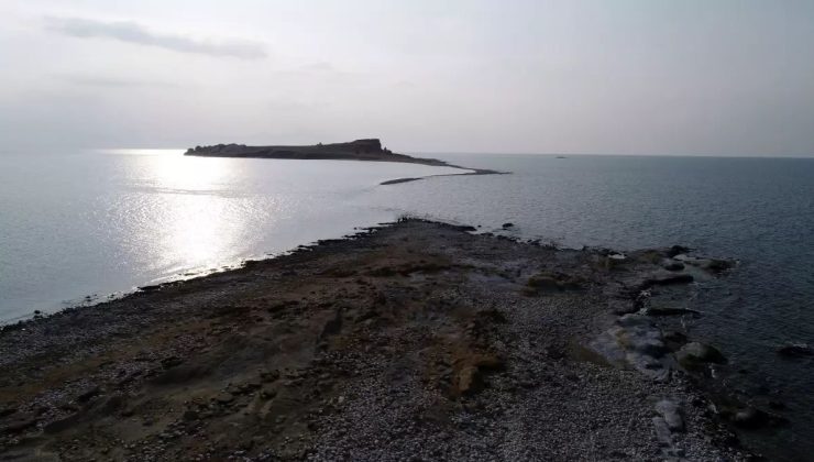 Van Gölü’nün Sırrı Açığa Çıktı: Su Seviyesi Çekildi, Binlerce Yıllık Antik Yol Ortaya Çıktı!