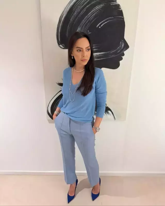 Mavi de Huydur Bizde: Ebru Gündeş’in Üzerindeki Servet: Aksesuarların Dudak Uçuklatan Fiyatları!