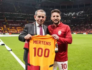 DUYGUSAL ANLAR! Dries Mertens, Trabzonspor Maçı Öncesi Plaket ve Forma Aldı: Galatasaray’dan Vefa Örneği