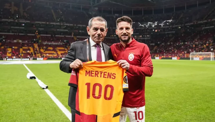DUYGUSAL ANLAR! Dries Mertens, Trabzonspor Maçı Öncesi Plaket ve Forma Aldı: Galatasaray’dan Vefa Örneği