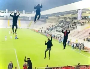 Viral Olan Eskişehirspor Fotoğrafına AK Partili Hatipoğlu’ndan Duygulandıran Yorum: “Bu Sevdaya Ağ Örülmez, Biz O Ağa Tırmanırız!