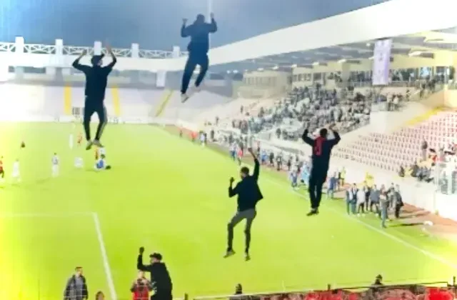 Viral Olan Eskişehirspor Fotoğrafına AK Partili Hatipoğlu’ndan Duygulandıran Yorum: “Bu Sevdaya Ağ Örülmez, Biz O Ağa Tırmanırız!