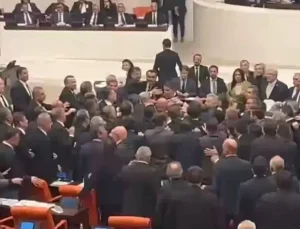 TBMM’de Bütçe Mesaisi Yumruklu Kavgaya Dönüştü: AK Parti ve CHP’li Vekiller Birbirine Girdi!