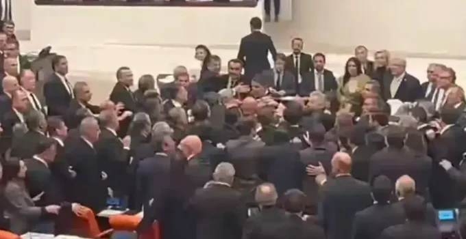 TBMM’de Bütçe Mesaisi Yumruklu Kavgaya Dönüştü: AK Parti ve CHP’li Vekiller Birbirine Girdi!