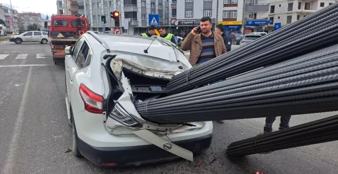 Ordu’da Dehşet Anları: Kamyondaki Demirler Otomobile Ok Gibi Saplandı!