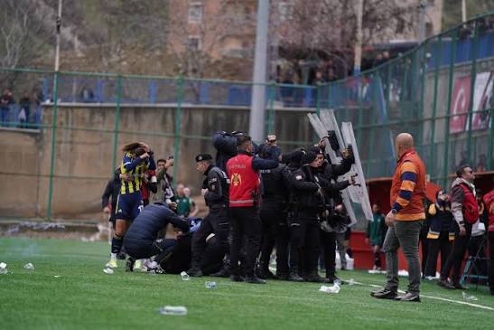 Yüksekova’da Tansiyon Yükseldi: Fenerbahçe Golü Sonrası Ortalık Karıştı